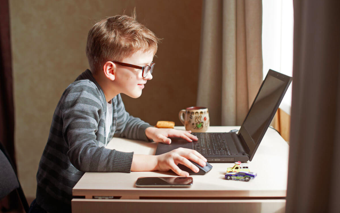 Computers and teenagers. Компьютер для детей. Ребенок за компьютером. Школьник за компом. Ребенок сидит за компьютером.