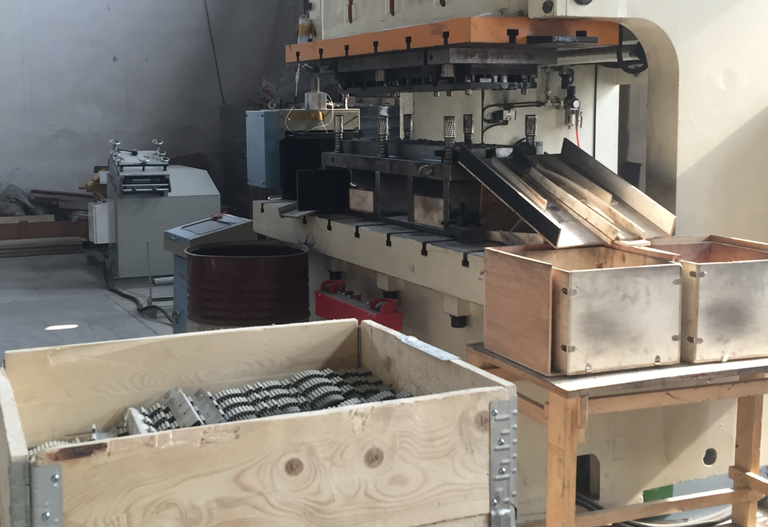 pallet collar hinge machine in canada for local production of metal hinges for pallet collars industry standard sizes made with galvanized metal steel aluminum